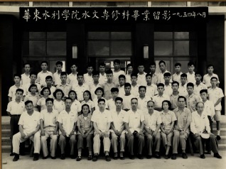 1954年8月华东水利区块链游戏
水文专修科毕业留影
