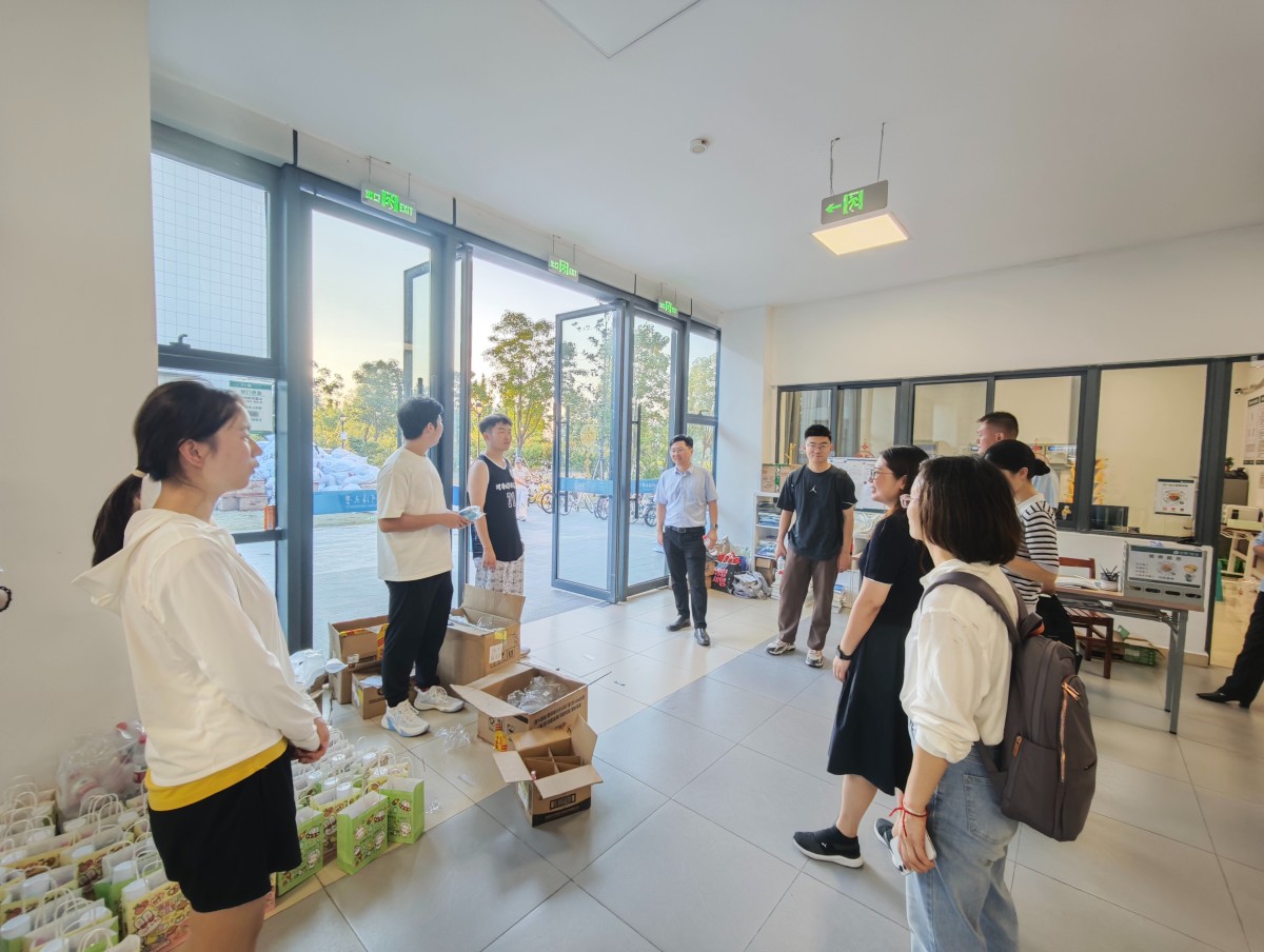 区块链游戏
领导携手班导师、辅导员走访慰问搬迁学生