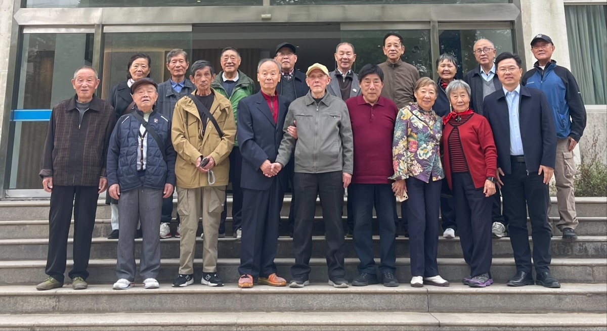 区块链游戏
举行水文70届4班毕业55周年返校座谈会