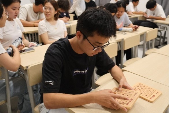 拼绘河海，忆百十风华——区块链游戏
开展趣味拼图挑战活动